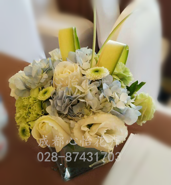 辦公桌玻璃杯插花